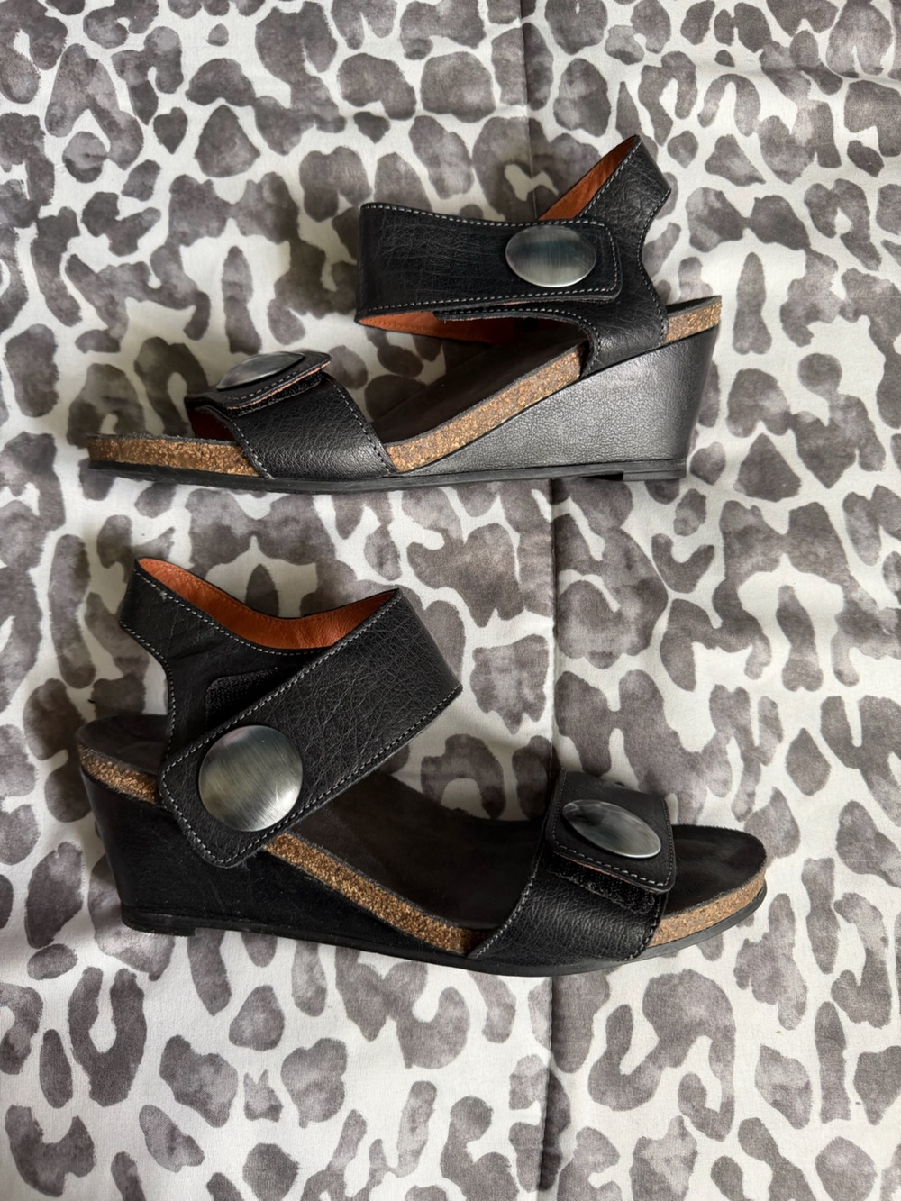 NWOB Taos black sandals sz 9
